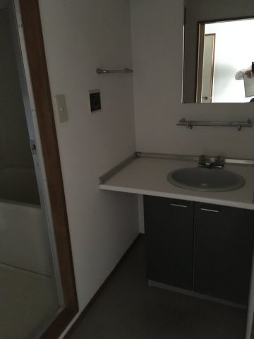 洗面所には浴室乾燥機のリモコンが付いています♪