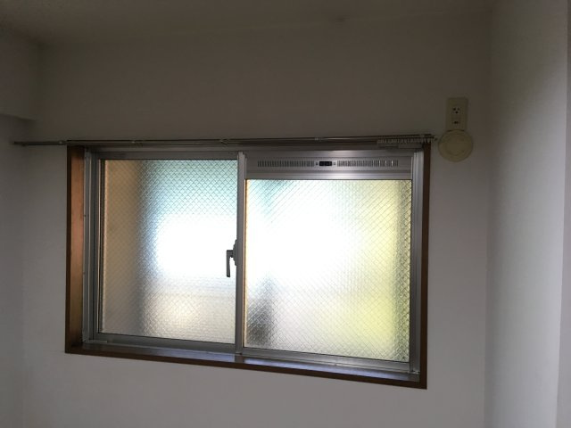 北西向きの洋室５．５帖です。ご自身でエアコン設置可能です♪