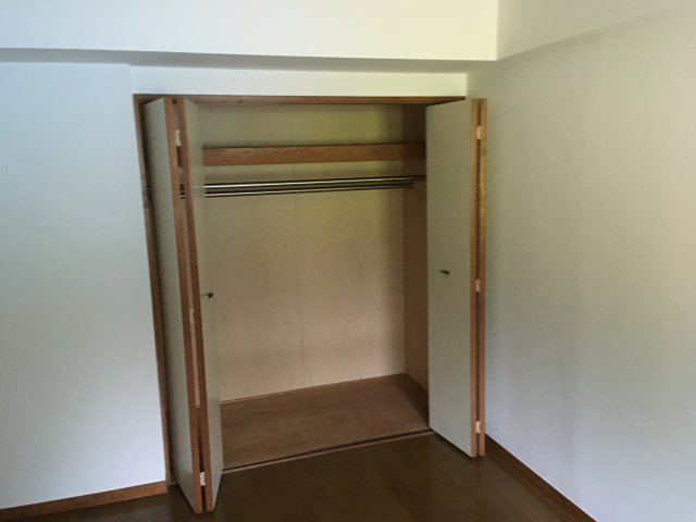 洋室５．５帖クローゼットはポールが2本あり沢山収納出来ます♪