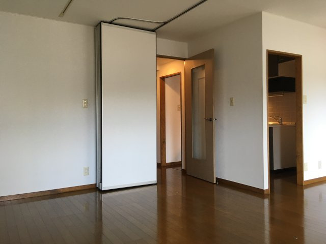 リビングにパネルがあり、２部屋に仕切れます♪