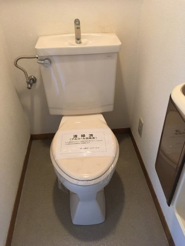 コンセントがあるのでご自身で温水洗浄便座を設置出来ます♪