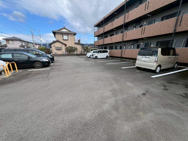 サンモール山下の駐車場