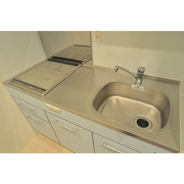 セレニテ新大阪カルムのキッチン