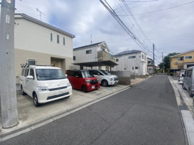 さいたま市緑区三室戸建て～駐車3台可（車種による）～の前面道路含む現地写真