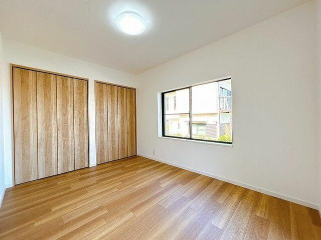 中古戸建て）小牧市本庄２５８８－９５の洋室|１階洋室「大容量の収納付きで…