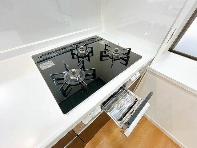 中古戸建て）小牧市本庄２５８８－９５のキッチン|コンロ「３口コンロで使いやす…