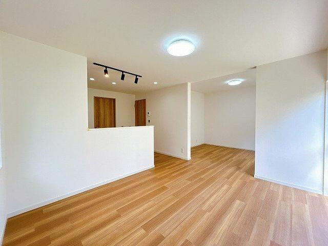 中古戸建て）小牧市本庄２５８８－９５の居間・リビング|ＬＤＫ「約２２帖のＬＤＫです…