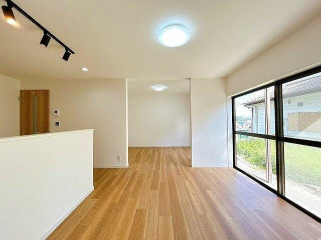 中古戸建て）小牧市本庄２５８８－９５の居間・リビング|ＬＤＫ「別角度からの写真です…