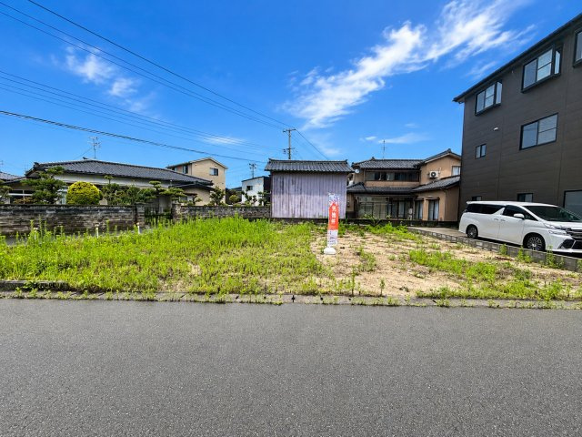 新発田市御幸町３丁目の売地の前面道路含む現地写真