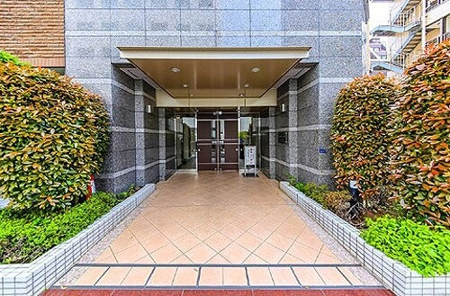 アデニウム新橋のエントランス|ゆとりのあるエントランスです
