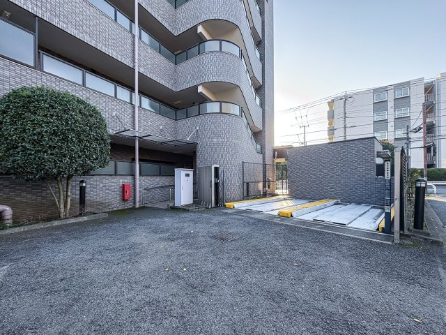 ヴィルドミール成城の駐車場