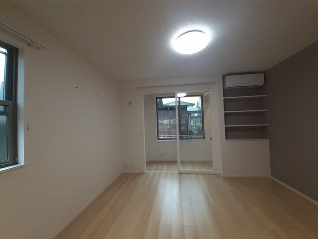 アザレアＷｅｓｔの内装|明るい室内です