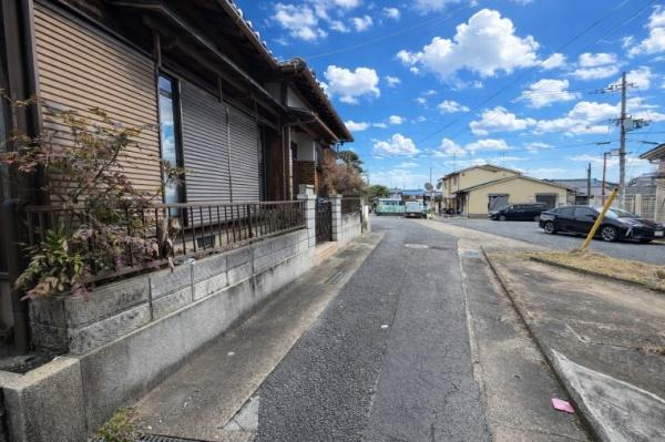 八幡市 八幡広門　中古 一戸建ての前面道路含む現地写真