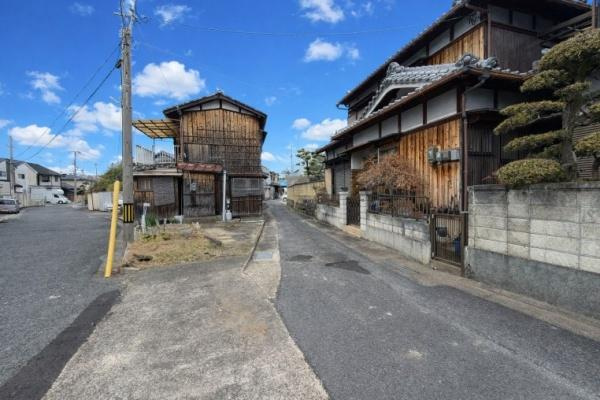 八幡市 八幡広門　中古 一戸建ての前面道路含む現地写真