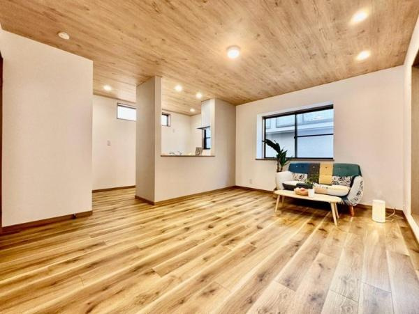 守口市 佐太東町 ２丁目　中古 一戸建ての居間・リビング|天井から床まで広がる美しい木目が、まるでカフェのような温もりを演出するLDK。開放感のある空間で、ご家族との団らんや休日のくつろぎ時間も一層豊かに。毎日帰りたくなる、心地よさに包まれた住まいです。