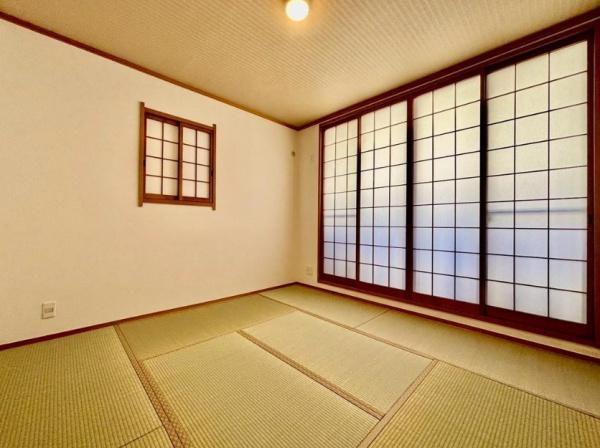 守口市 佐太東町 ２丁目　中古 一戸建ての和室|美しい畳と障子が織りなす、和の趣あふれる落ち着いた和室。柔らかな光に包まれ、ご家族のくつろぎの場やお子様のお昼寝スペース、来客用のお部屋としても活躍。日本ならではの心地よさを感じられる癒しの空間です。