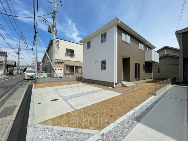 前橋市北代田町1期 1号棟の前面道路含む現地写真|並列駐車可能な駐車場スペースです。