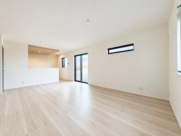 横浜市緑区鴨居６丁目の新築一戸建の居間・リビング|窓からは明るい光が差し込みます！
電気をつけなくても明るいです。

