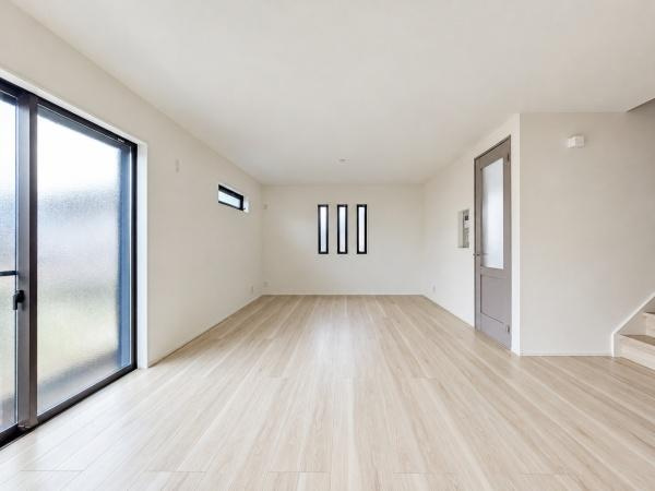 横浜市緑区鴨居６丁目の新築一戸建の居間・リビング|家族が自然と集まるリビングは
落ち着きのある空間です♪