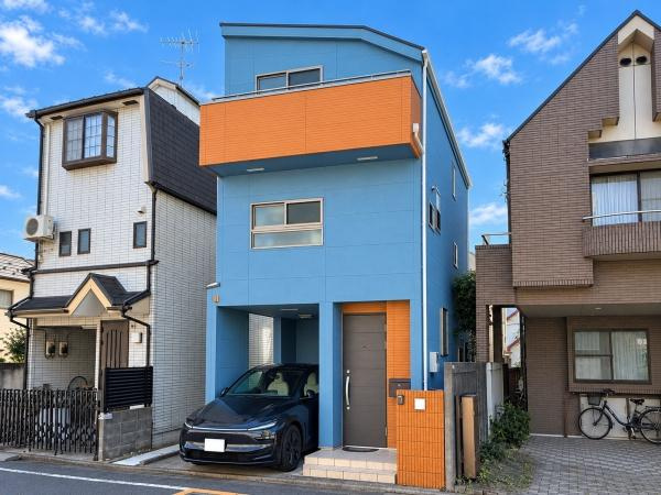 世田谷区下馬２丁目の中古一戸建の前面道路含む現地写真|北側約7.2mの公道に面し、車の出し入れも現地で確認しやすい住まい。1階には駐車スペースを設けています。買い物や休日の外出に車を使うご家族にも嬉しいポイント。お車のサイズに合うか、お確かめください。