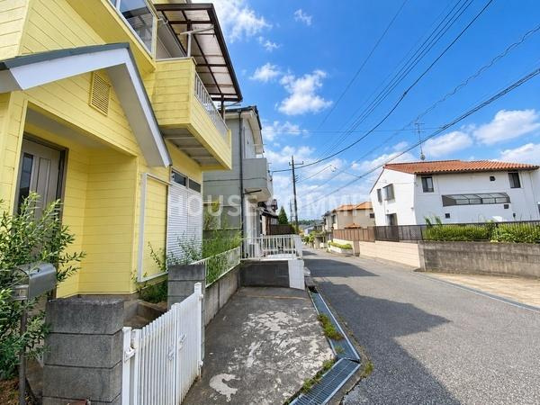 富里市立沢新田の中古一戸建の前面道路含む現地写真