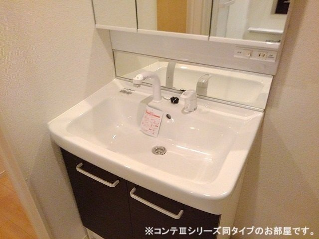 仮称；小室町アパートの洗面所|ゆったりとスペースのある洗面所