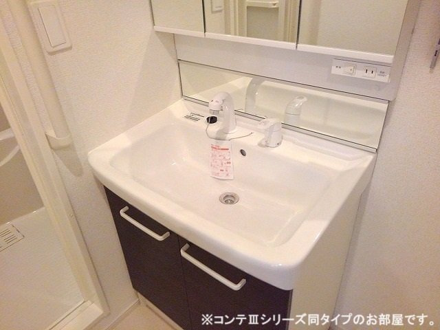 仮称；小室町アパートの洗面所|明るい洗面所です
