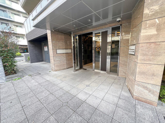 スカイコートヒルズ北新宿のエントランス
