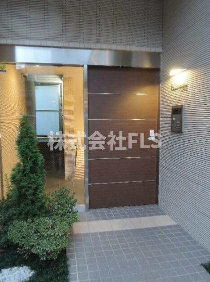 新宿区市谷加賀町２丁目の賃貸マンションのエントランス