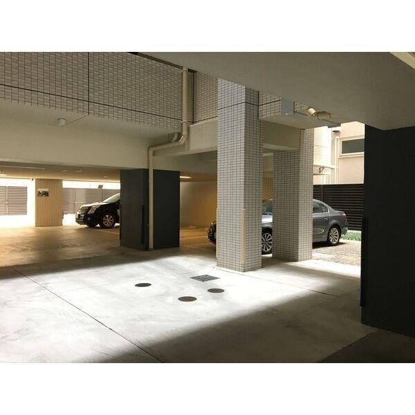 セイル淀屋橋の駐車場