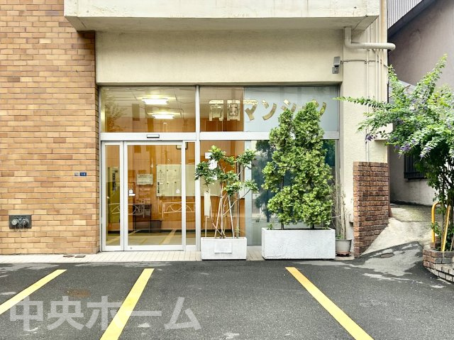両国マンションのエントランス|【エントランス】マンションのエントランスは、その物件の印象を決める、顔とも言える場所です。毎日通る場所ですからきれいなのが一番です。エントランス内はオートロックですので暮らしの安全も確保されています。