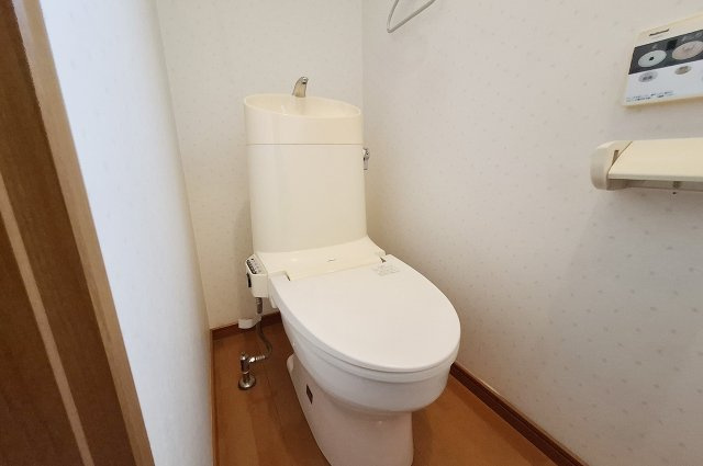 和泉市和気町4丁目のトイレ|1Fトイレ：玄関やLDKから利用しやすい1階のトイレです。