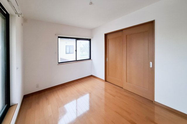 和泉市和気町4丁目の寝室|洋室3：約6帖の洋室。バルコニーに面したお部屋です。