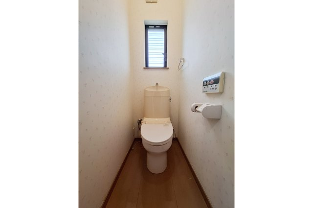 和泉市和気町4丁目のトイレ|2Fトイレ：2階にもトイレがあり、忙しい朝も便利です。