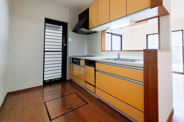 和泉市和気町4丁目のキッチン|キッチン：勝手口があり、キッチンから屋外へ直接出入りできます。