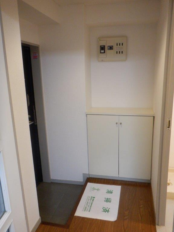 世田谷区池尻２丁目の賃貸マンションの玄関|明るい玄関です