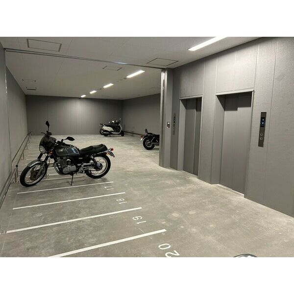 ローレルタワー堺筋本町の駐車場