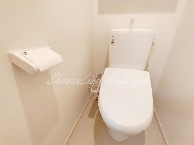 平塚市代官町の賃貸マンションのトイレ|清潔感のあるトイレです