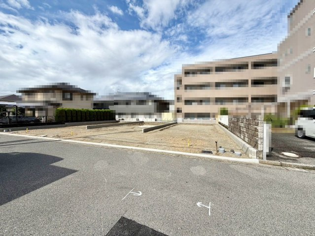 土塔町　売土地　全３区画の前面道路含む現地写真|周辺にはスーパーや薬局など、商業施設がそろっていますよ！とても住みやすい環境です