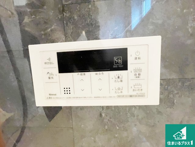 神戸市須磨区高倉台　新築一戸建てのキッチン|リビングと統一感があり、使い勝手のいいキッチン。広々としているので、二人並んで作業が出来ちゃいます。お子様と一緒に色々なお料理に挑戦できるスペースがあります。