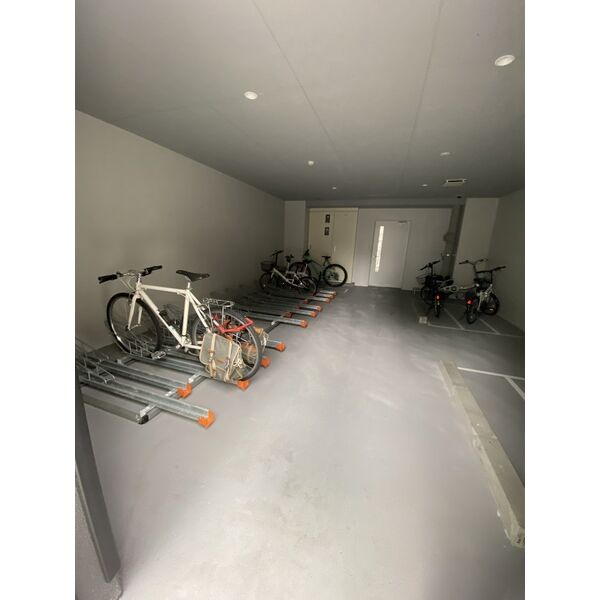 LEGALAND+難波南の駐車場