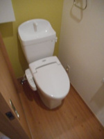 落ち着いた色調のトイレです