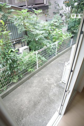 バルコニーからの眺めを楽しみながら食事をしませんか
