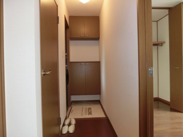 メイプルタウン川越的場Bの内装|玄関への廊下