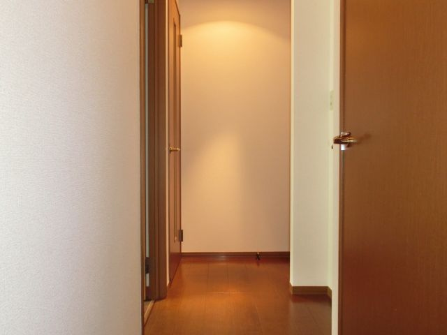 メイプルタウン川越的場Bの内装|リビングへの廊下