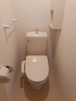 落ち着いた色調のトイレです