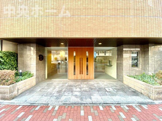 ルピナス両国リバースクエアのエントランス|【エントランス】マンションのエントランスは、その物件の印象を決める、顔とも言える場所です。毎日通る場所ですからきれいなのが一番です。エントランス内はオートロックですので暮らしの安全も確保されています。