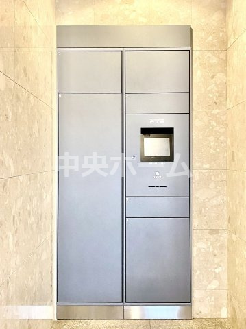 ルピナス両国リバースクエアの設備|【宅配ボックス】在宅時・不在時に関わらず、居住者の代わりに非対面で宅配物を受け取ってくれる便利な設備です。わかりやすくご説明致しますので見学時にはお部屋だけではなく共用部分もぜひチェックしてください。