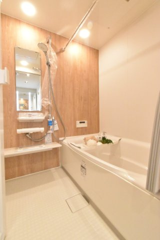 エスペランサ第8十日市場の浴室|2026年10月リノベーション完了予定
【施工事例】
温かみのある木目調のアクセントパネルと清潔感あふれるホワイトが調和する、ナチュラルモダンな浴室に仕上げた施工事例。