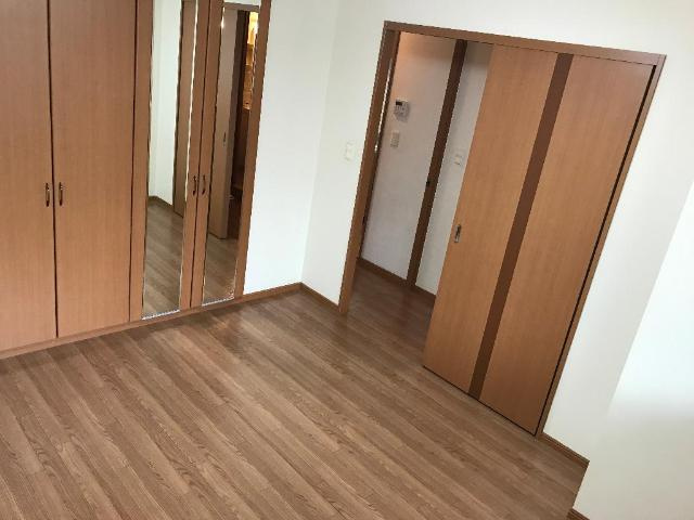 サンライズ高町の内装|玄関横の6帖洋室